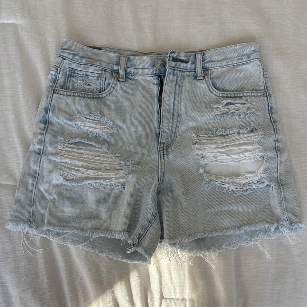 American Eagle Mom Short Light Wash Rip Jean - Women’s 6